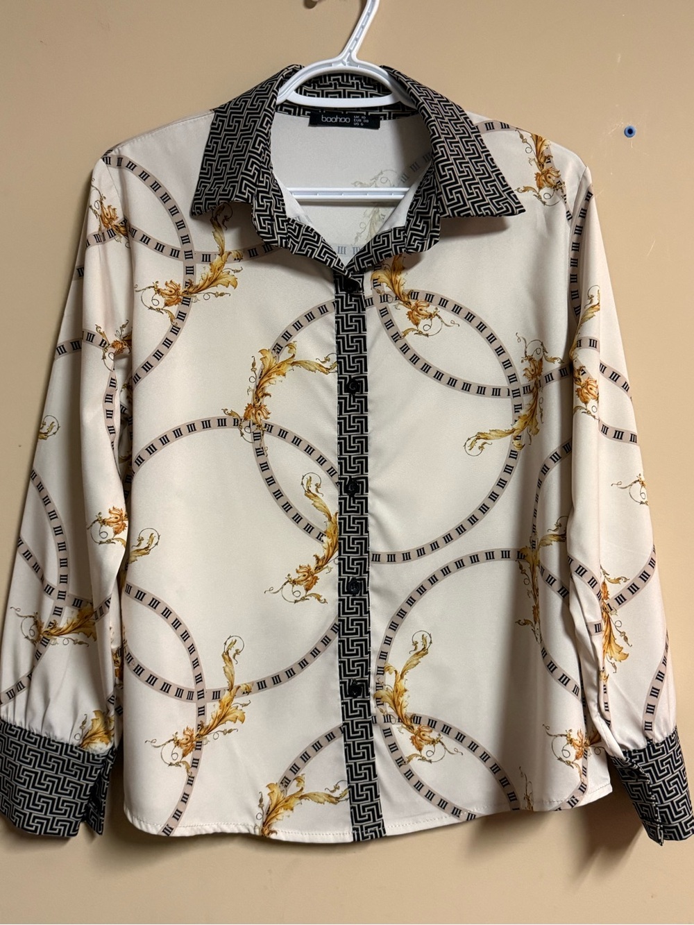 Boohoo Chain Print Button Down Shirt
Size 6 or Medium